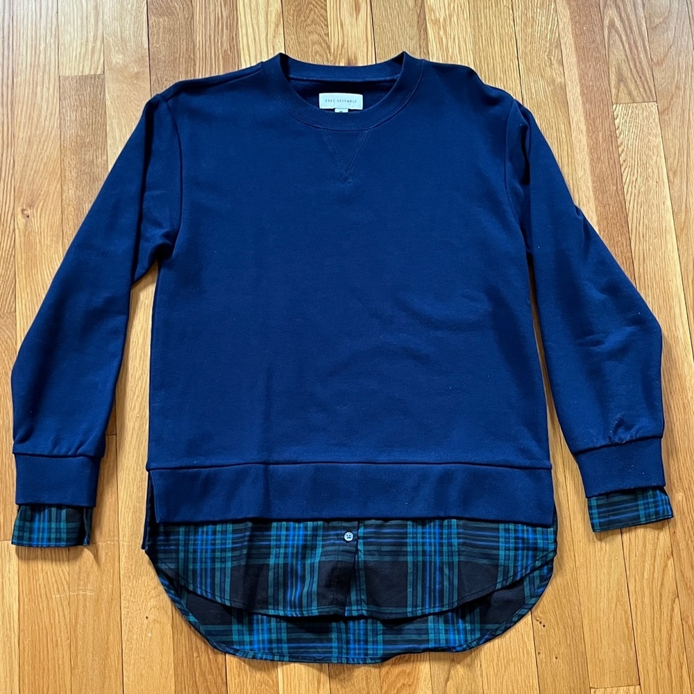 Free Assembly Navy Sweatshirt Top Women’s XS Like New plaid Hem Layered Look